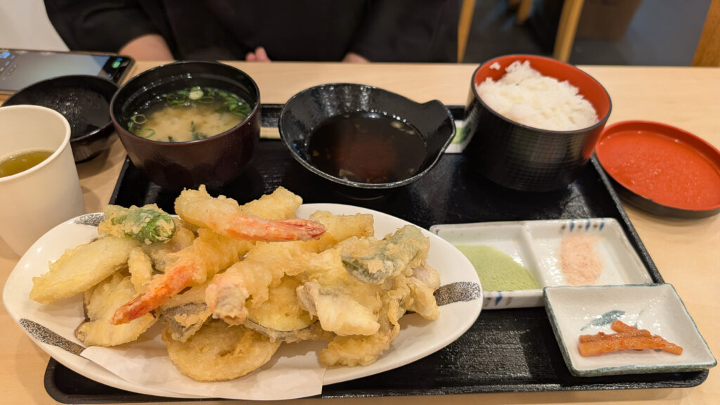 天ぷら定食の大皿に盛られたエビ・野菜の天ぷら