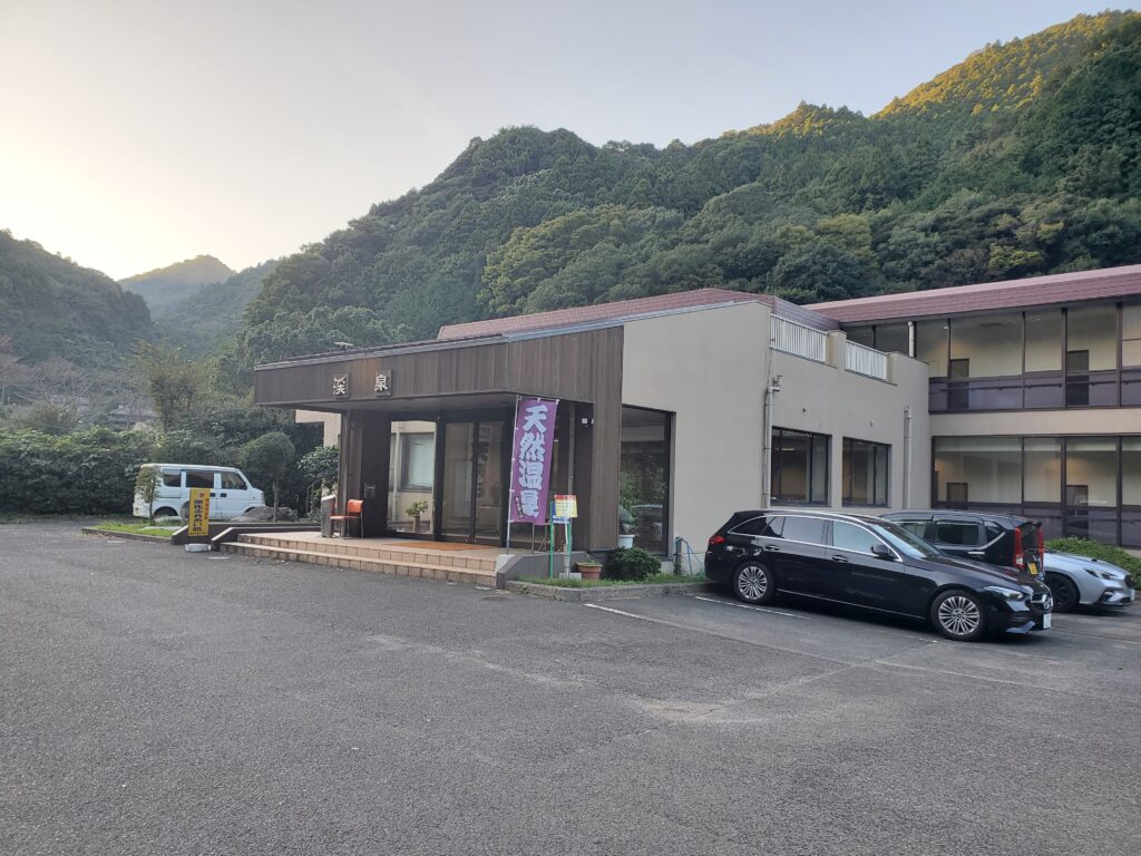 根温泉湯の里渓泉の建築の外観と山々の風景