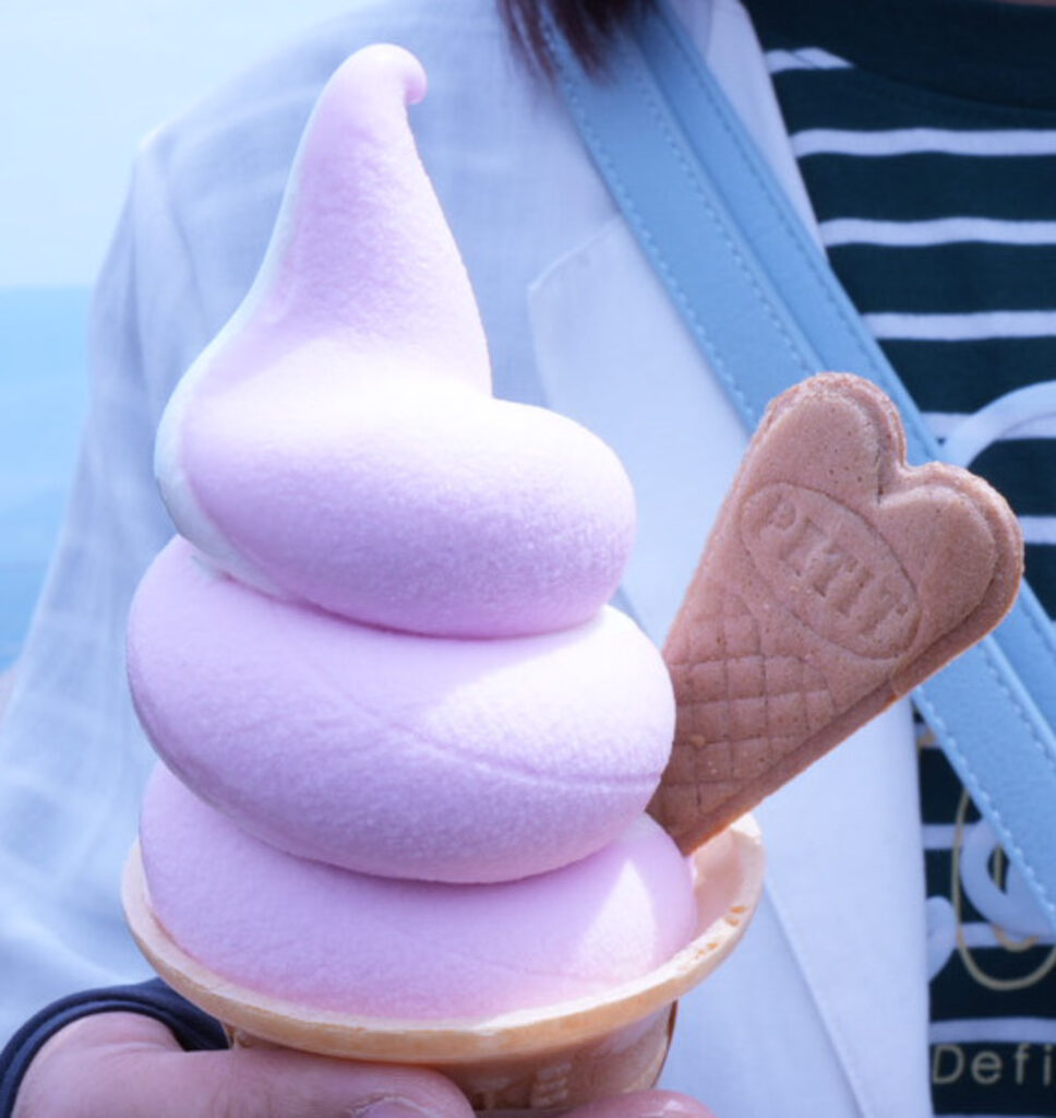 有珠山テラスのピンク色のソフトクリームとハート型コーン