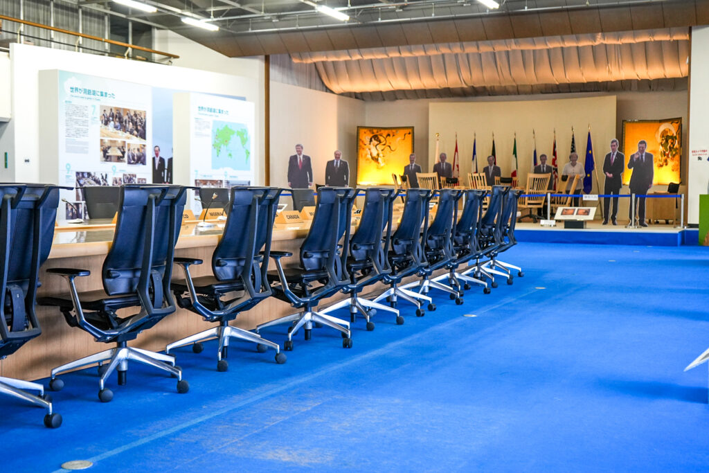 洞爺湖サミット記念館のG8会議テーブルと各国首脳のパネル展示