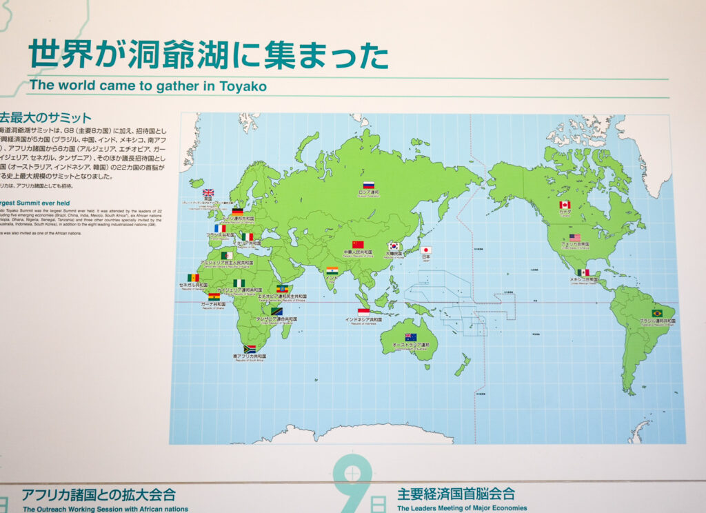 世界が洞爺湖に集まったと題した22か国の世界地図パネル