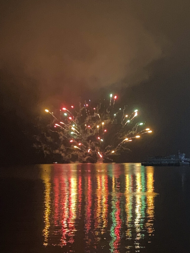 洞爺湖の湖面に映る色とりどりの花火の光と水面の反射