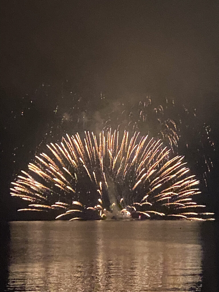 洞爺湖の湖面に映る花火の光と水面の反射