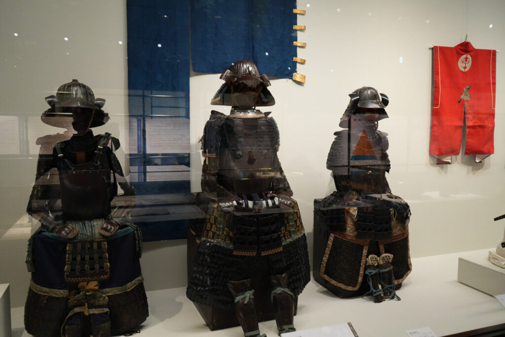 ガラスケース内に展示された武士の甲冑3体