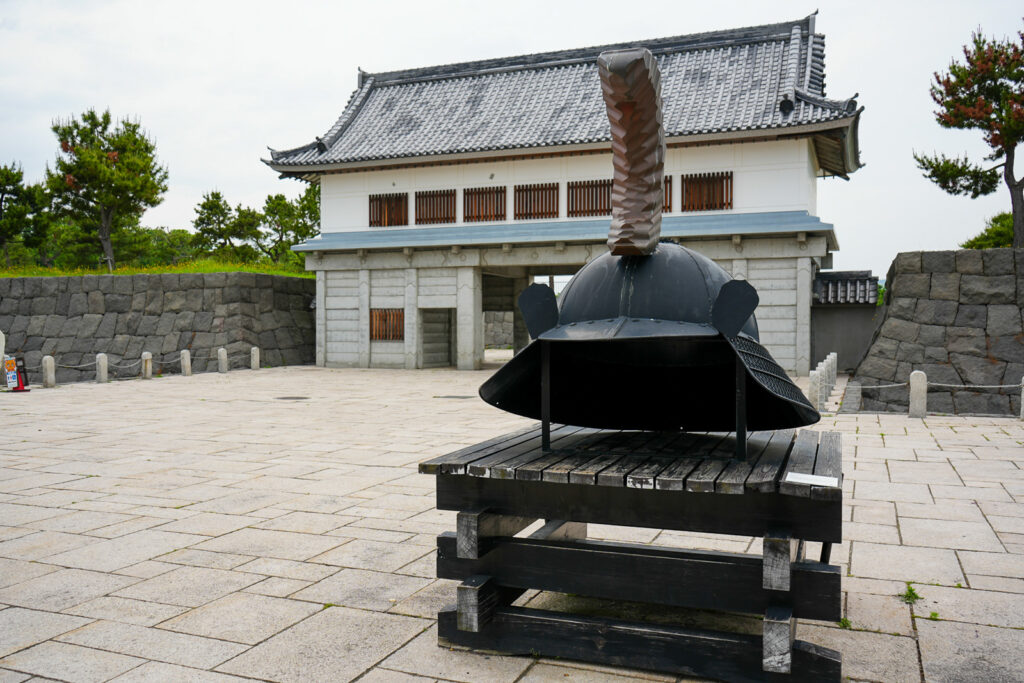 だて歴史の杜大手門広場に置かれた黒い兜のオブジェ