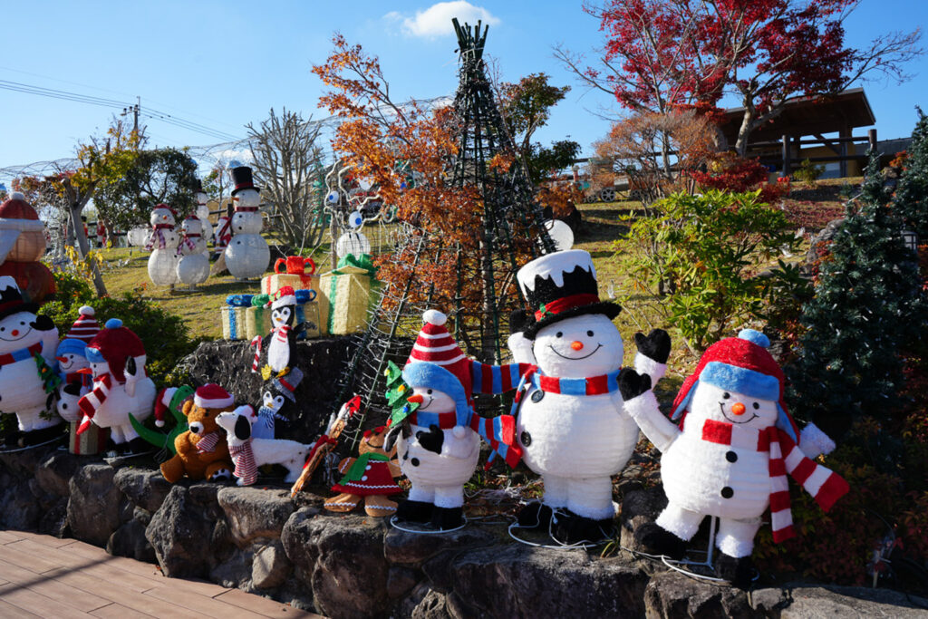 道の駅おおとう桜街道に並ぶ雪だるまとクリスマス装飾