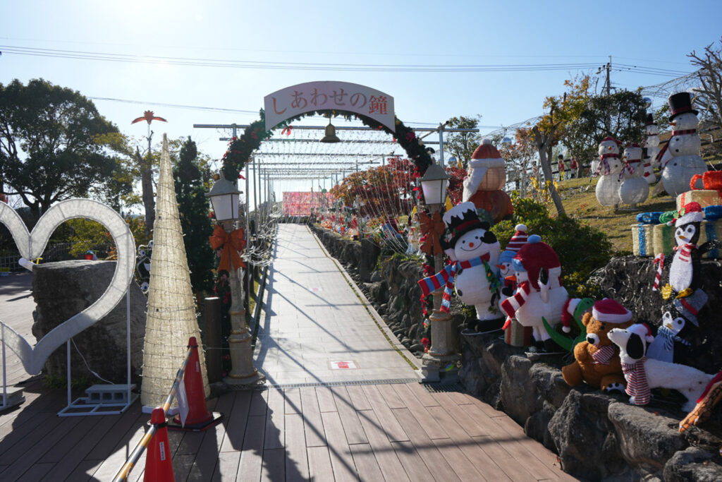 しあわせの鐘のアーチが迎えるイルミネーション通路