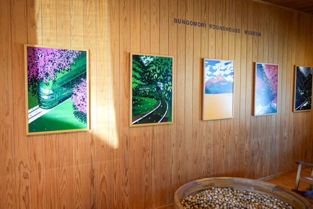 ミュージアム館内に並ぶゆふいんの森号をテーマにした絵画