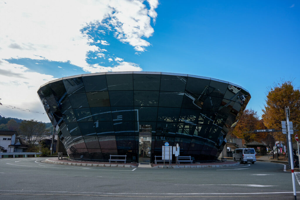 道の駅小国の黒いガラス張り円形建物の外観