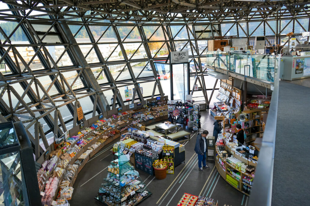 ガラス天井の下に広がる道の駅小国の1階売店全景
