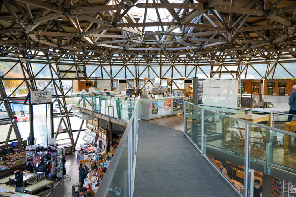 道の駅小国2階の内側からガラス越しに外を見る様子