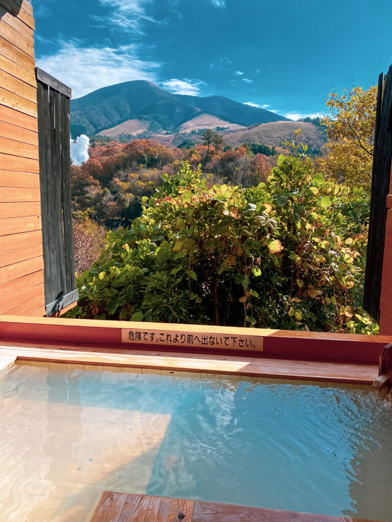 豊礼の湯の家族風呂から望む九重連山と紅葉の景色