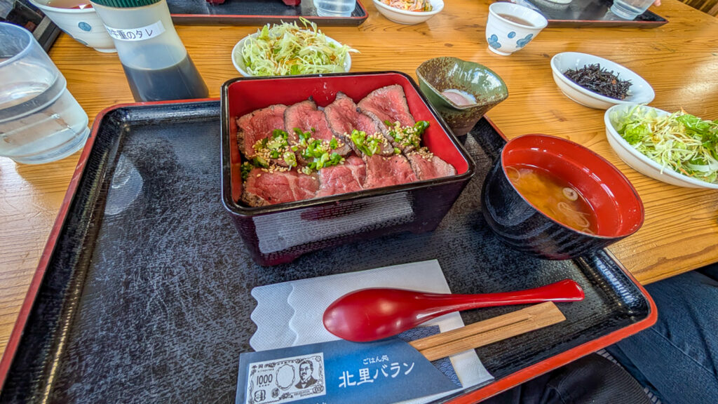 北里バランのあか牛重と味噌汁・小鉢のセット