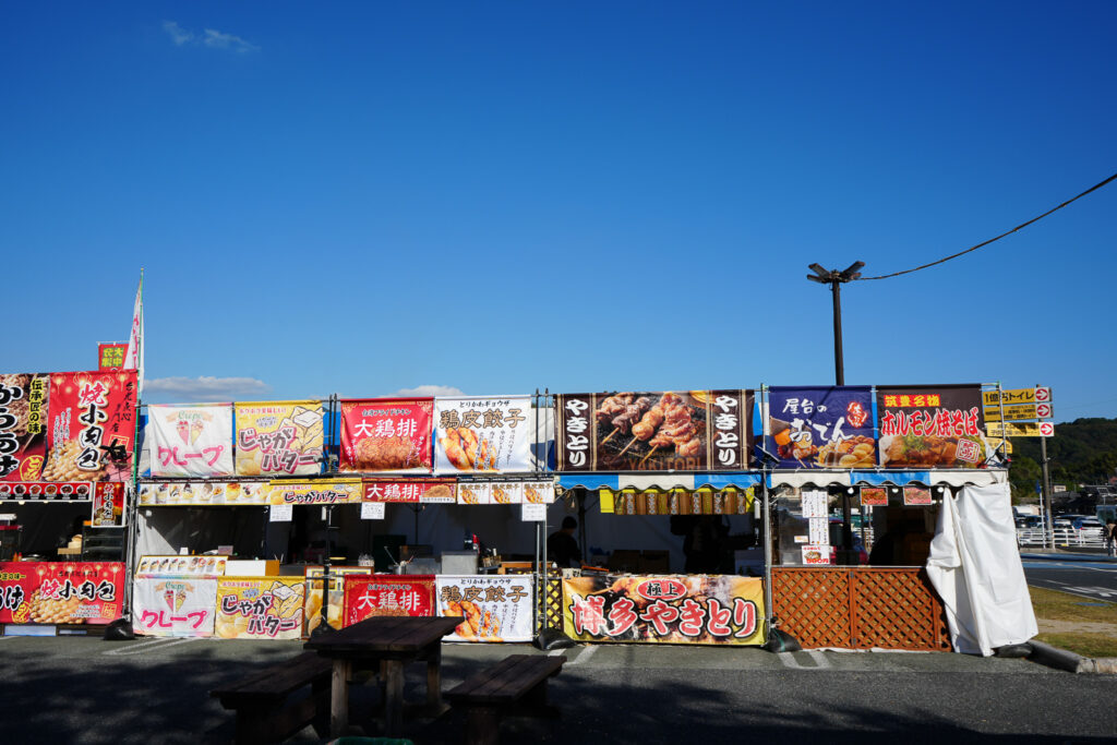 道の駅やまくに前で朝から煙を上げる焼き鳥屋台