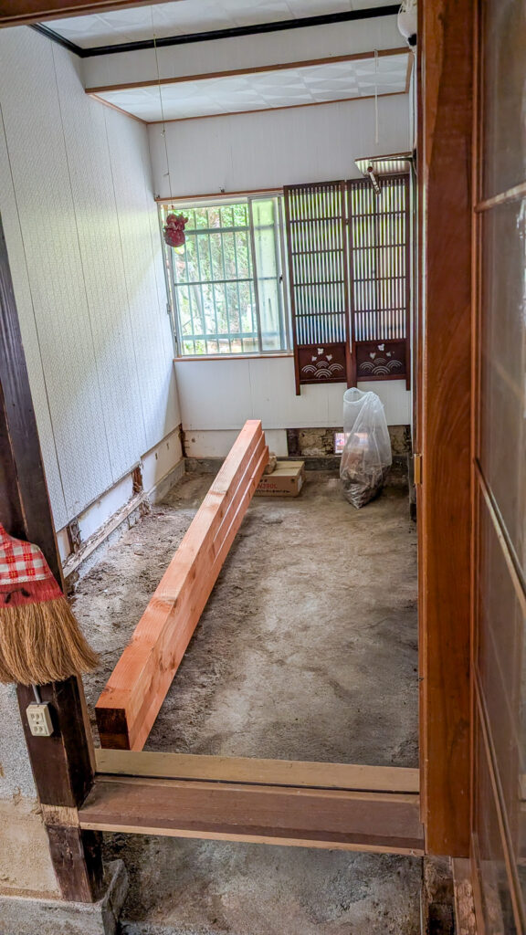 床材が搬入され工事が始まった部屋の内部